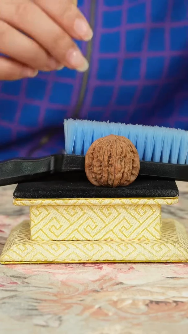 【闪购商品】文玩核桃把件一只核桃送一把刷子