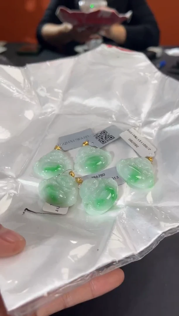 18K金镶嵌挂件翡翠边城刀客/386280/多样性发一/配皮绳发