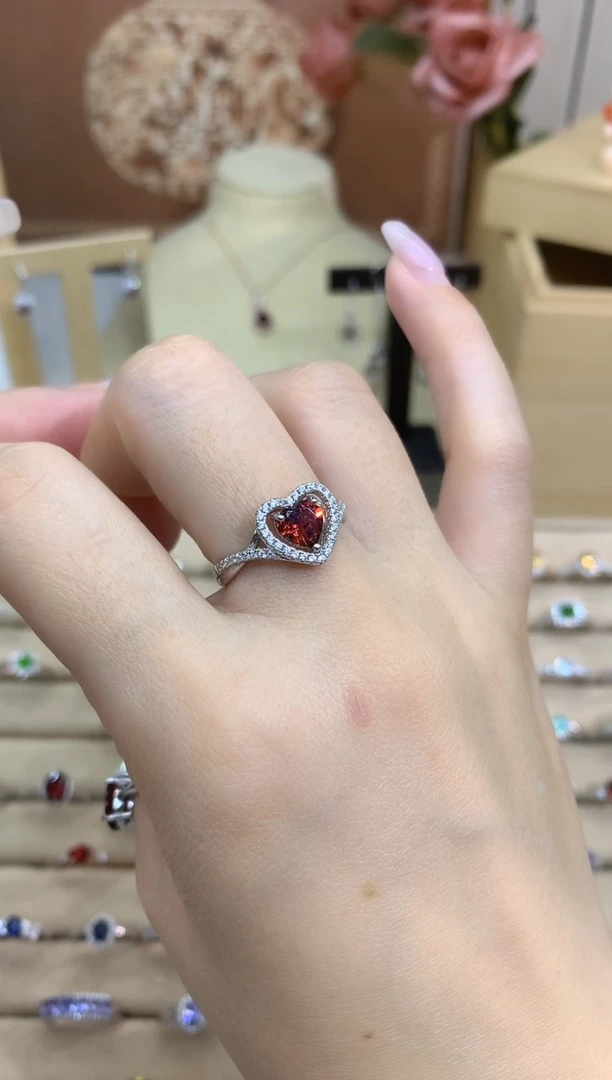 银S925镶嵌戒指石榴石爱心