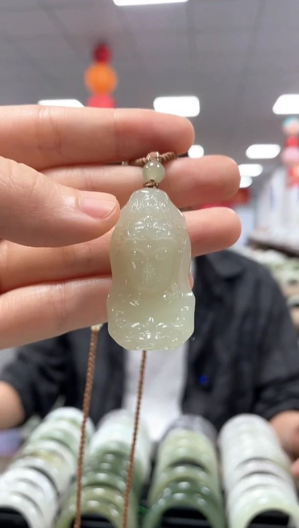 和田玉未镶嵌颈饰观音吊坠一件