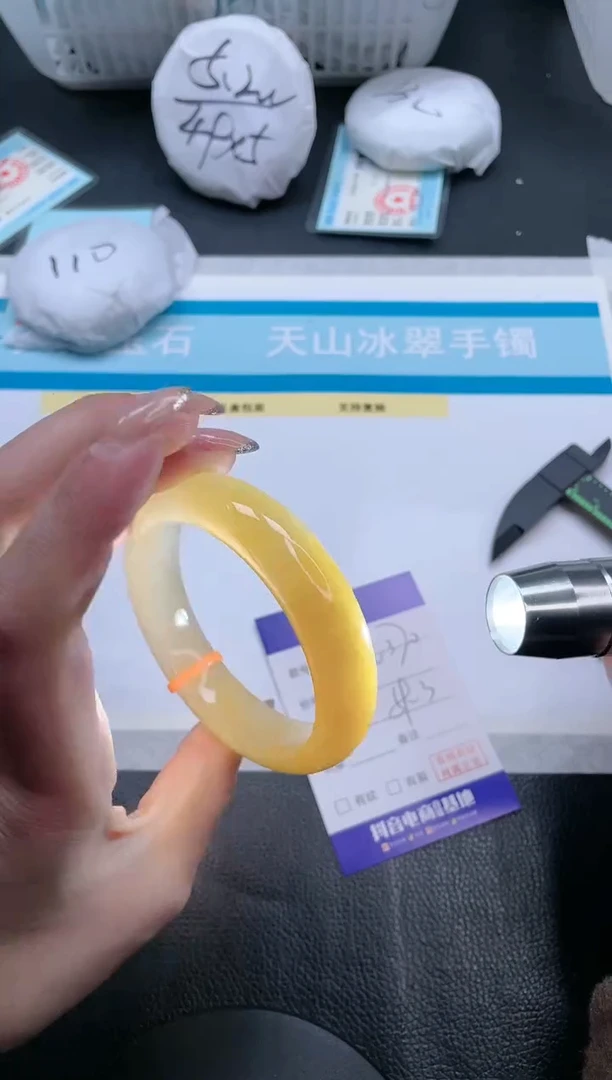 【闪购商品】石英质玉手镯未镶嵌12V370-59