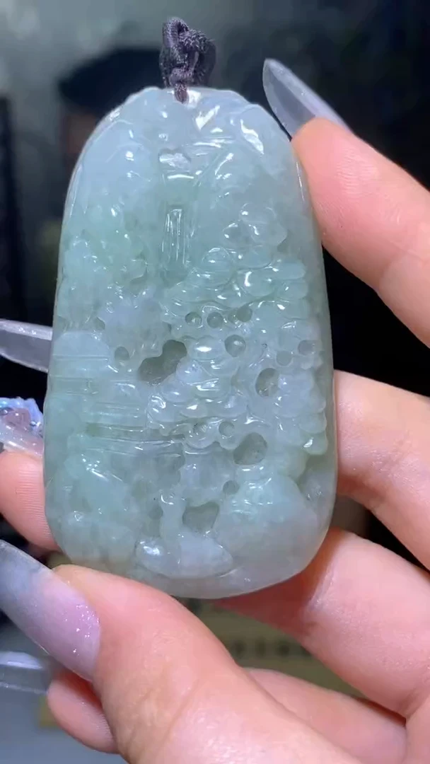 翡翠未镶嵌颈饰雕刻