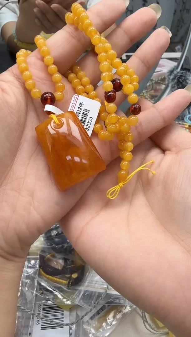 未镶嵌琥珀裸石如图