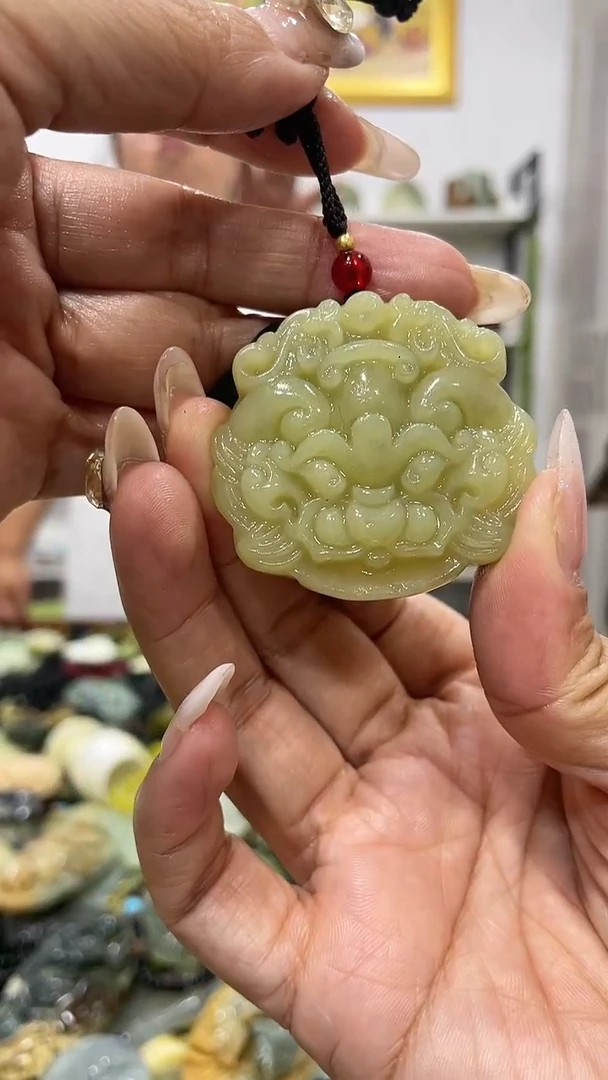 岫玉未镶嵌吊坠