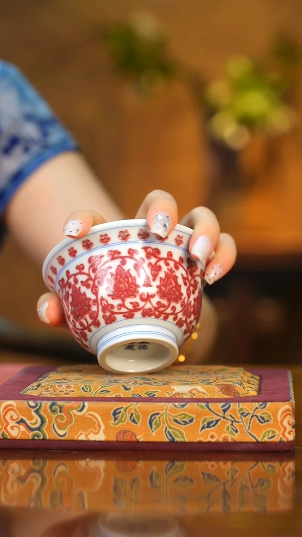 亦然堂缠枝莲釉里红压手杯