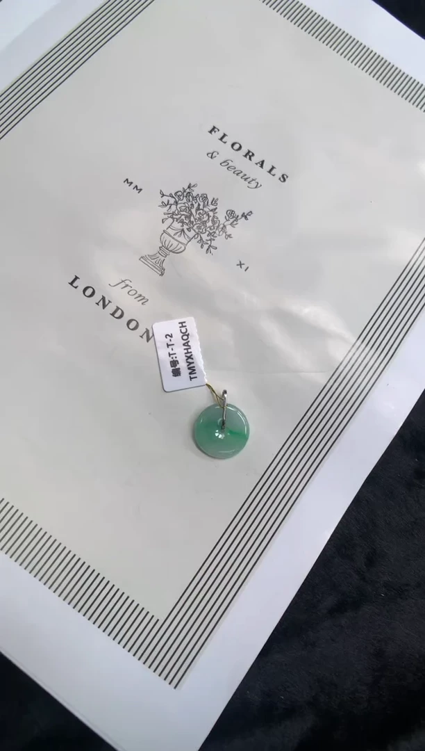 翡翠18K金镶嵌颈饰平安扣