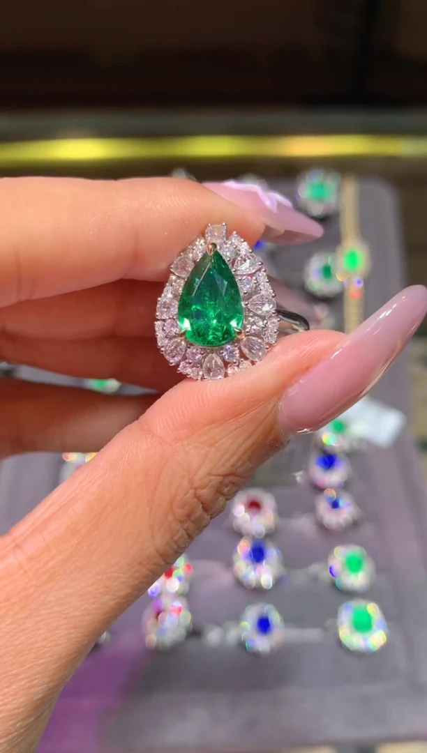 18K金镶嵌戒指绿柱石2.3CT