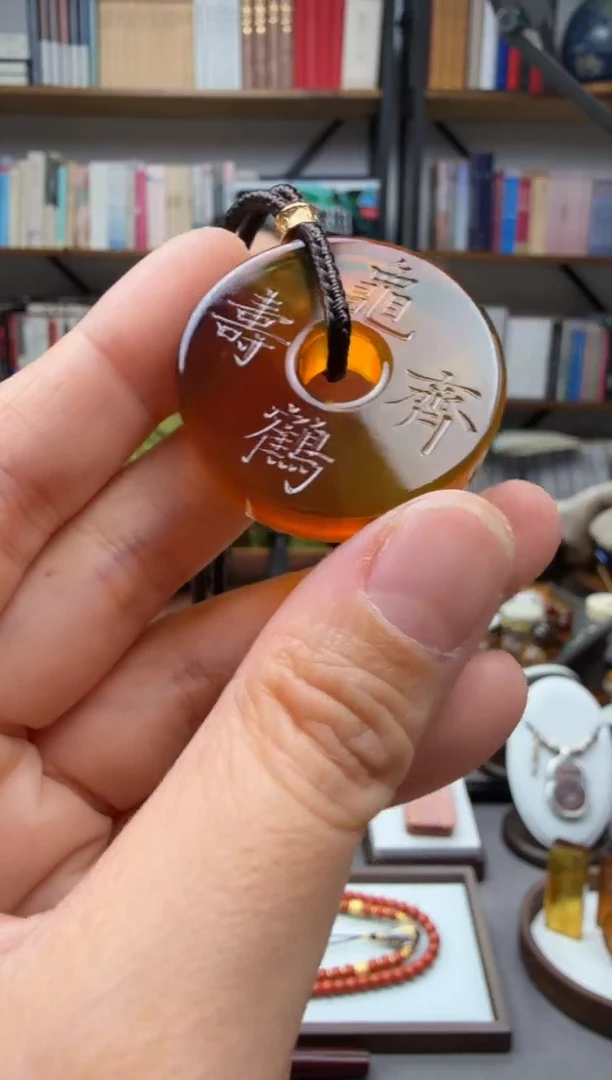 未镶嵌颈饰琥珀龟鹤齐寿吊坠