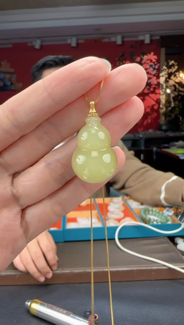 颈饰18K金镶嵌和田玉黄口福禄