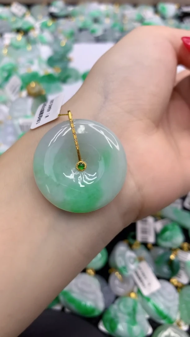 翡翠18K金镶嵌颈饰11111111111