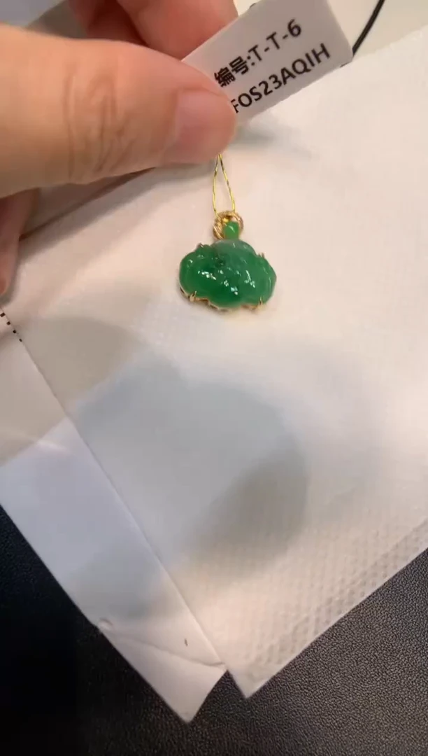 颈饰18K金镶嵌翡翠?**6莲花