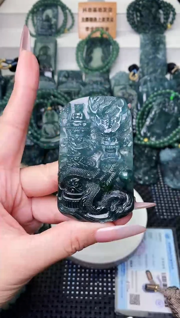 颈饰未镶嵌翡翠