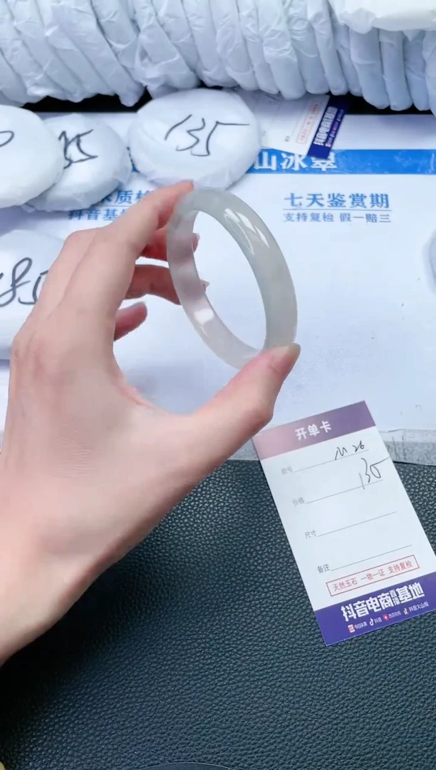 【闪购商品】石英质玉手镯未镶嵌M28