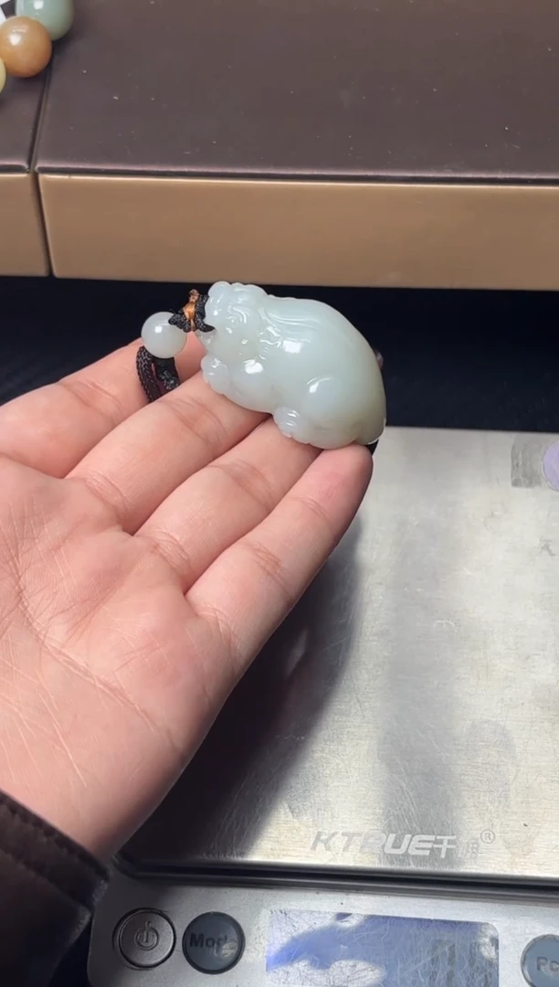 吊坠(赠链)未镶嵌和田玉且末近矿微色差吊坠