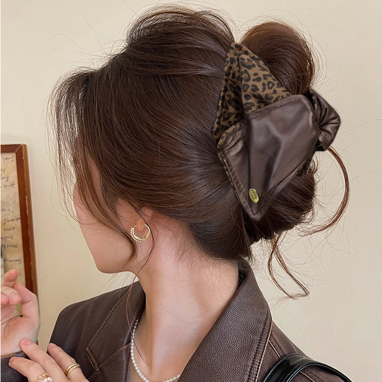 轻奢皮质豹纹三角抓夹女大号鲨鱼夹2025新款后脑勺发夹高级感发饰