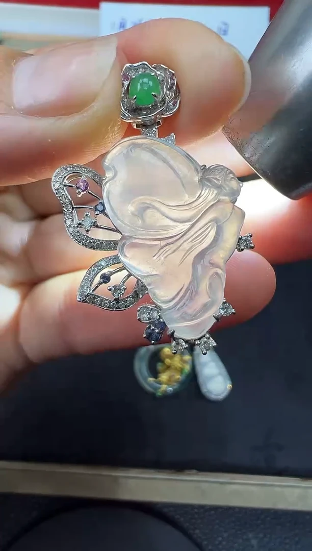 【闪购商品】翡翠吊坠(不含链)18K金镶嵌一刀切仙女