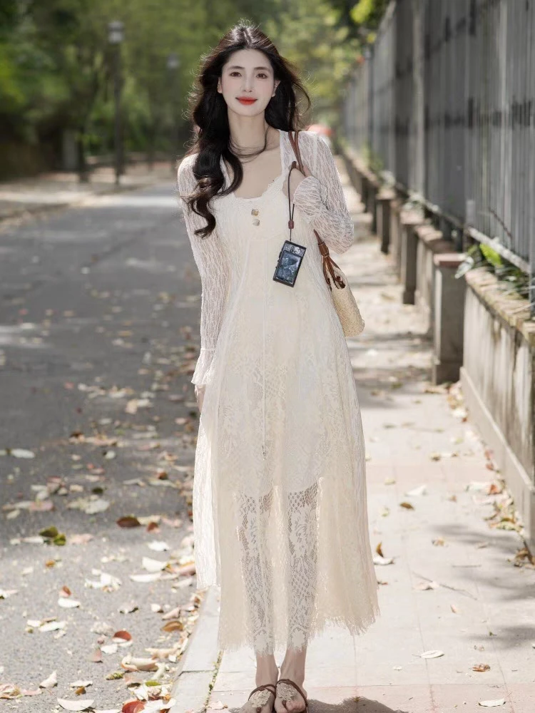 2025夏季新款法式独特漂亮气质高级感度假风收腰白色蕾丝连衣裙子