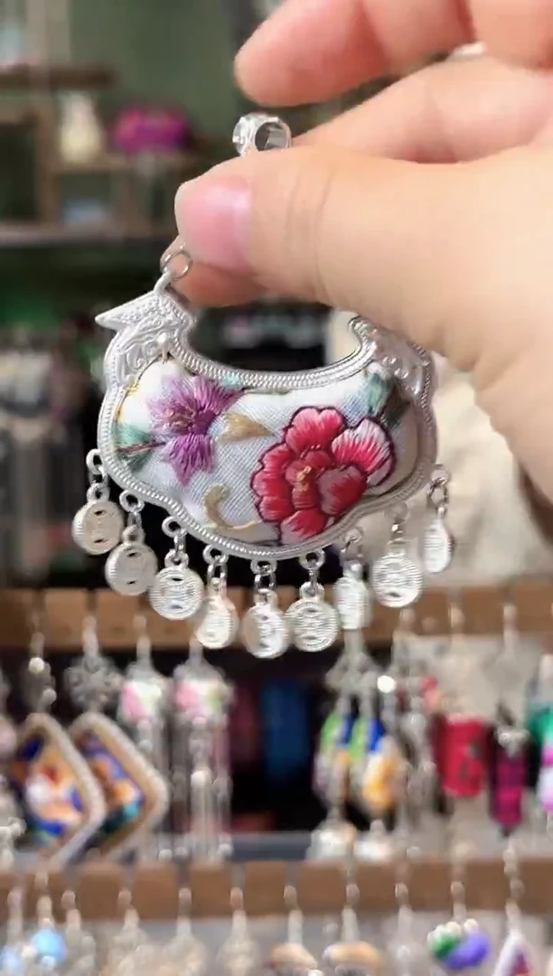 彩云南阁非遗老绣苗银饰品204