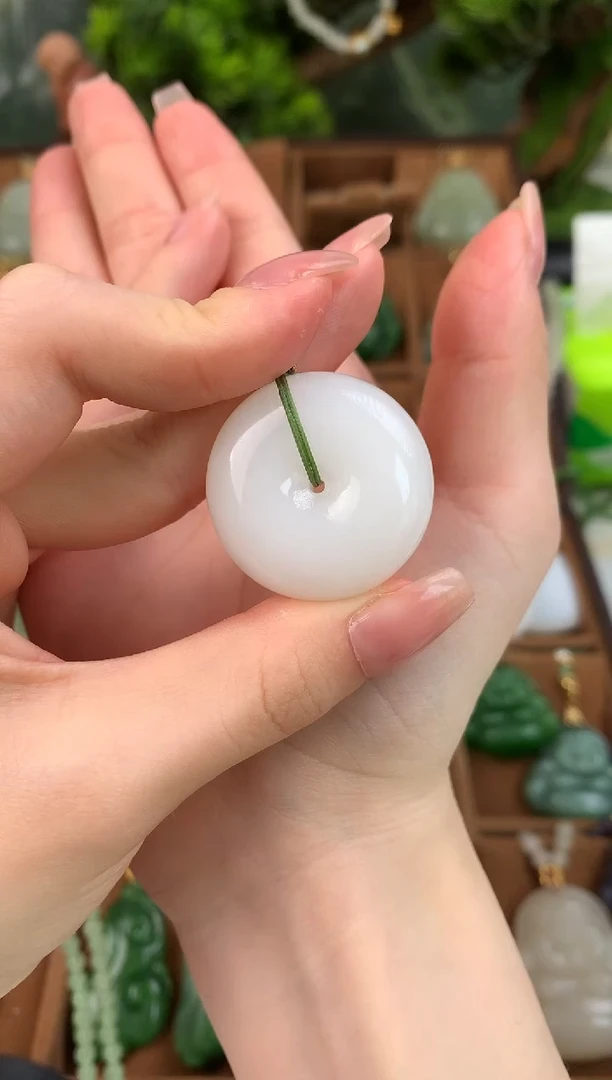 颈饰未镶嵌和田玉吊坠