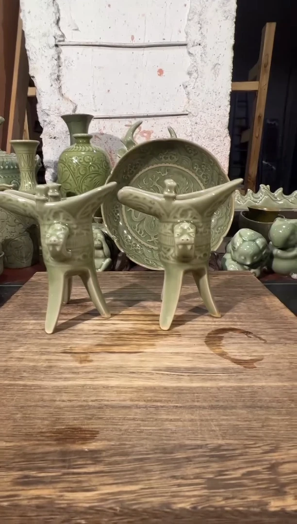 大*子微瑕耀州窑爵杯一对