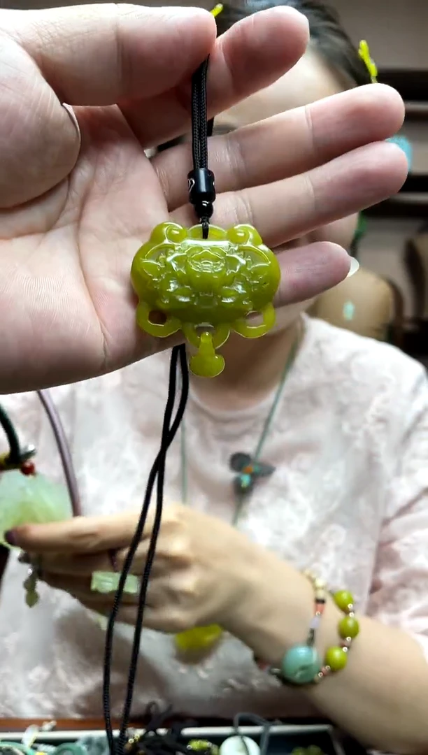 岫玉未镶嵌吊坠·