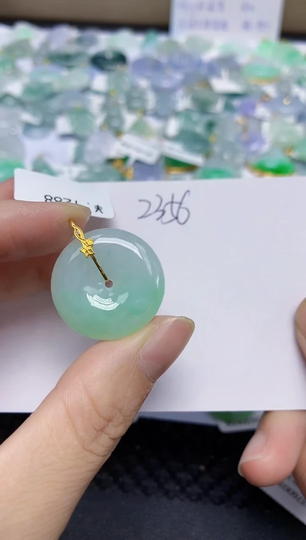 翡翠18K金镶嵌颈饰111111111111