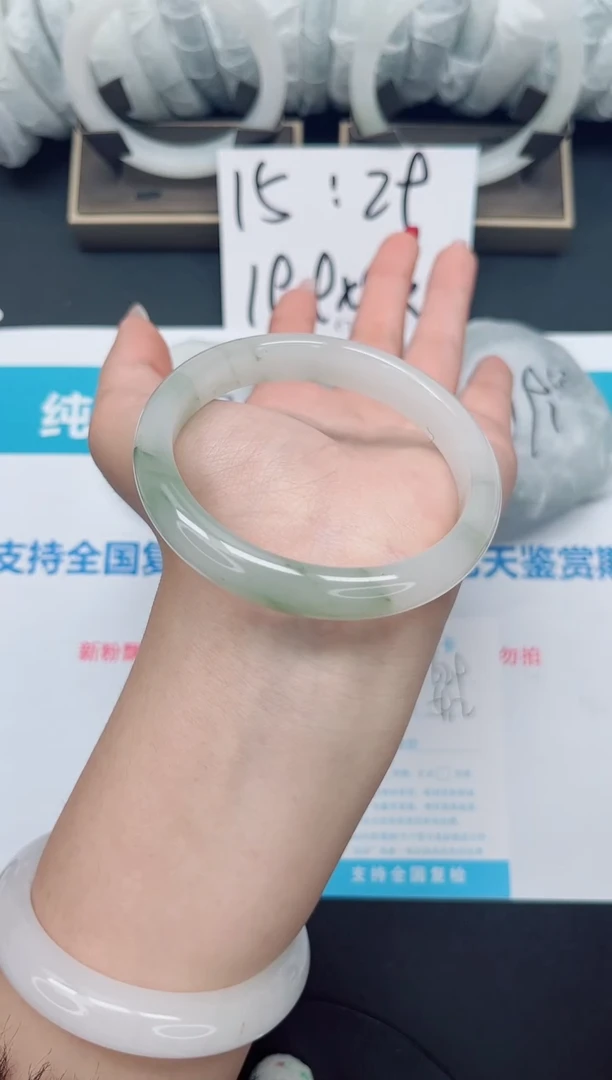 【闪购商品】石英质玉手镯未镶嵌b29