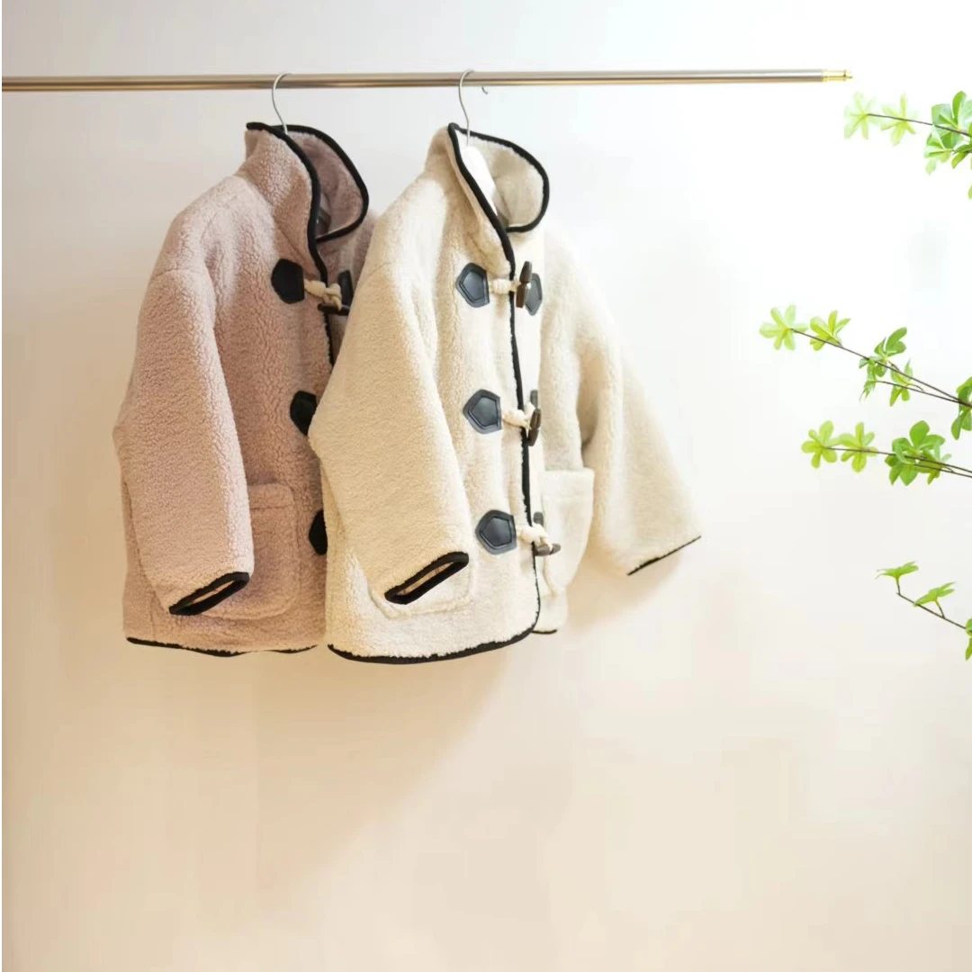 1-715-一款两色女童秋冬牛角扣毛毛衣