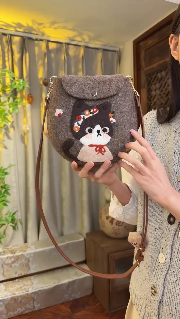 羊毛非遗羊毛毡包 蛋蛋包花环猫咪