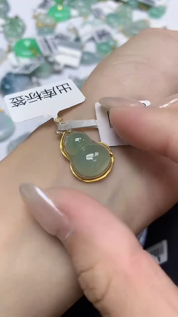 翡翠18K金镶嵌颈饰天然缅甸翡翠A货