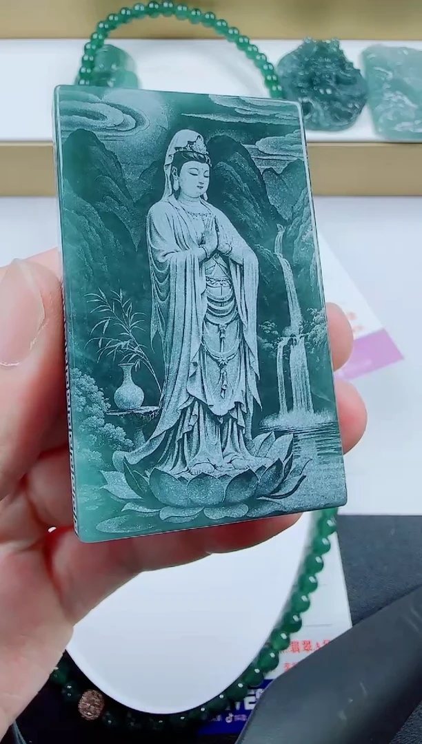 翡翠未镶嵌颈饰方观音
