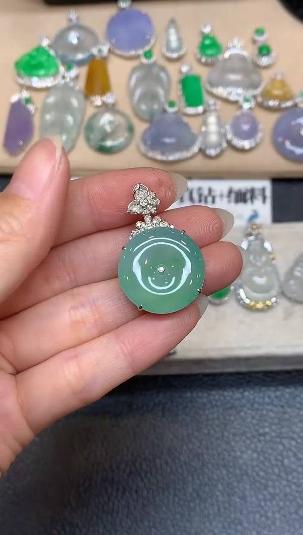 颈饰18K金镶嵌翡翠平安扣【无服务费