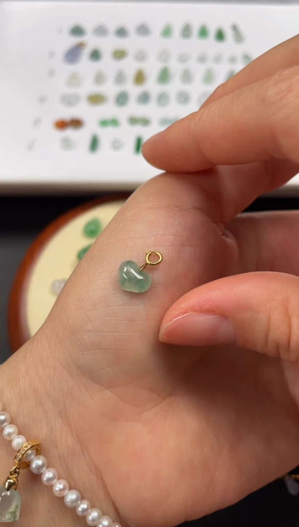 吊坠(不含链)18K金镶嵌翡翠一个JK237