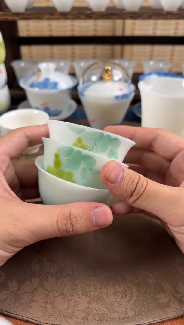 杯子采用优质瓷制作