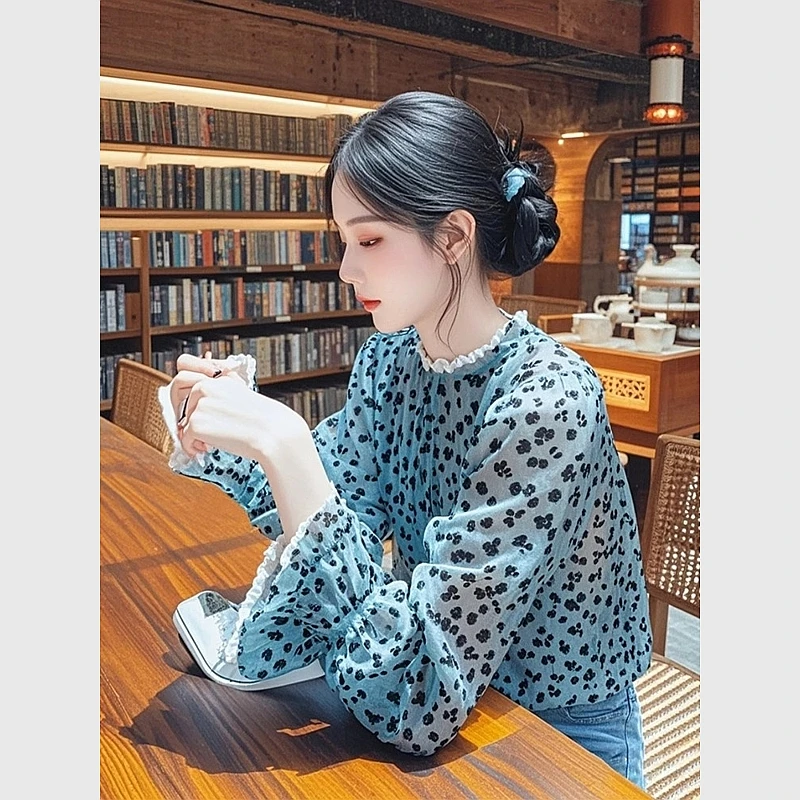 2025春轻奢减龄高级感洋气时尚百搭超好看个性印花显瘦蓝色上衣女