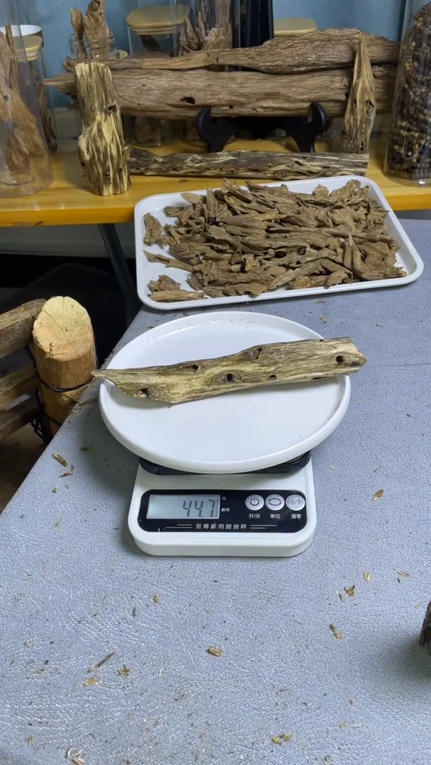 沉香沉香碎屑蓝宝石品种44克