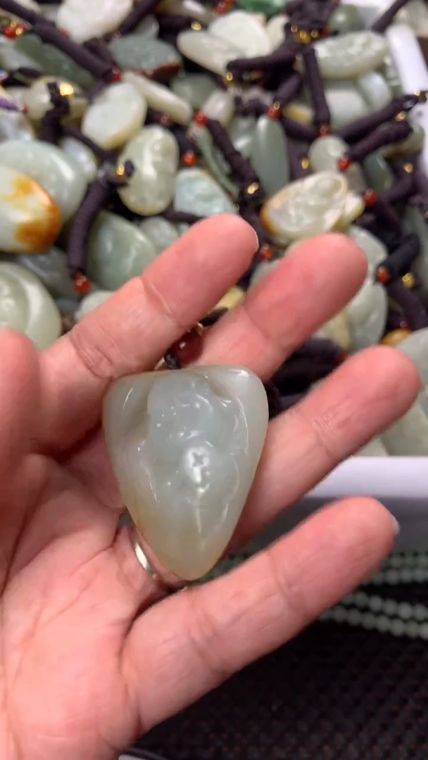 【闪购商品】和田玉颈饰未镶嵌多样性发货没有证书.拍一发一，有瑕