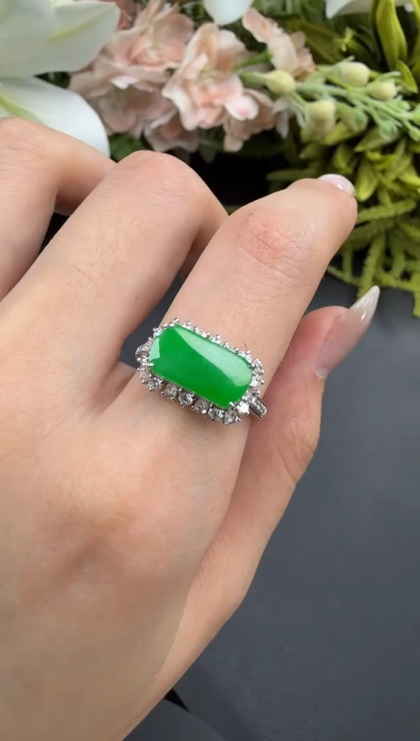 18K金镶嵌戒指翡翠戒指