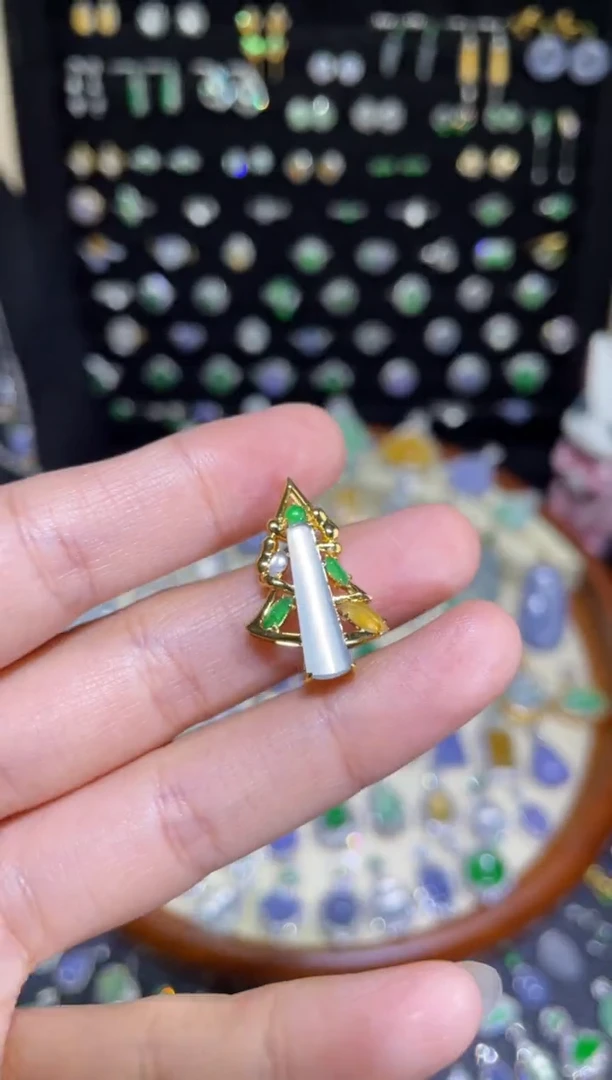 颈饰18K金镶嵌翡翠玻璃种无事柱吊坠