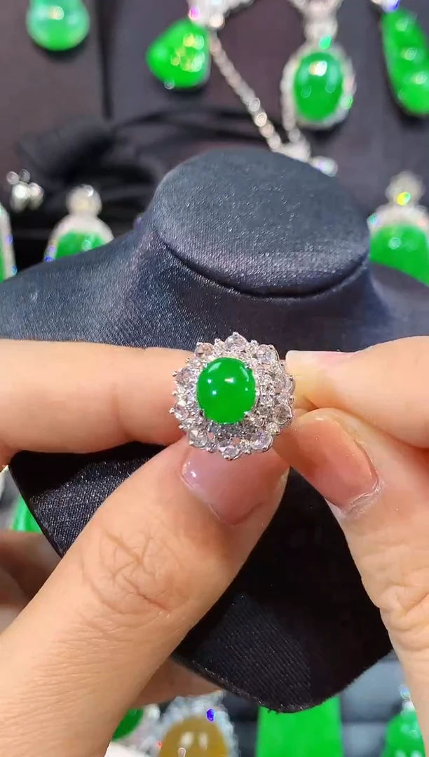 18K金镶嵌戒指翡翠戒指