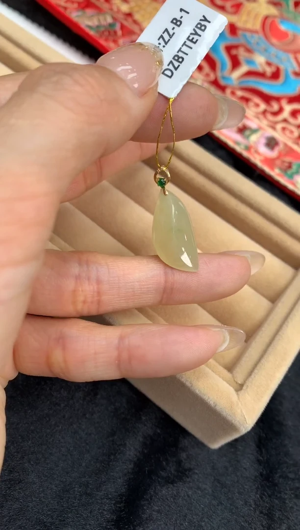【闪购商品】翡翠颈饰18K金镶嵌随形