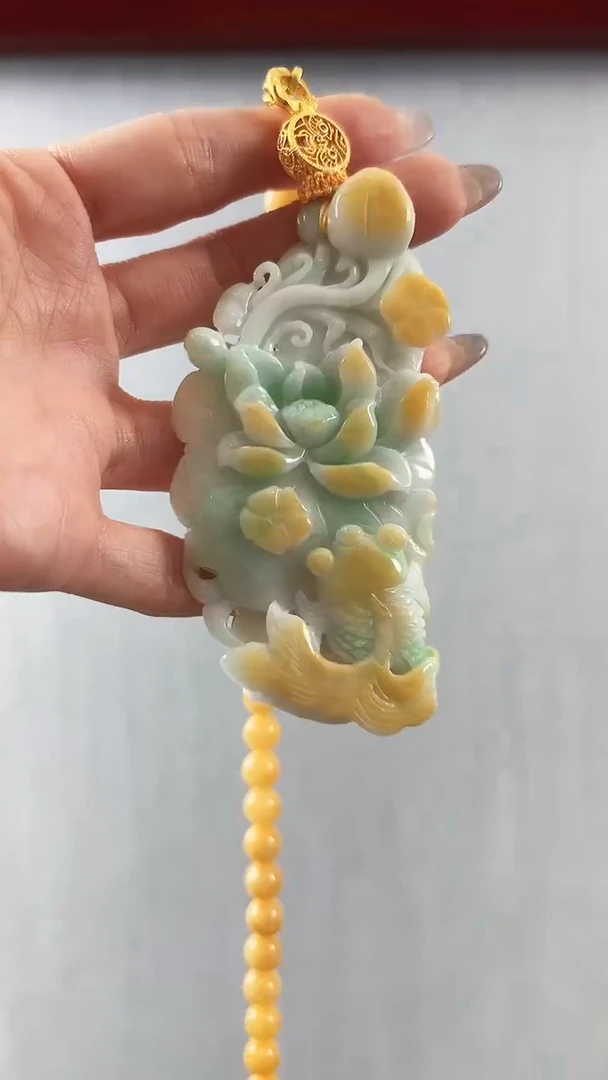 翡翠未镶嵌颈饰荷花鱼