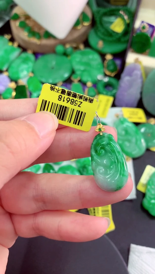 颈饰18K金镶嵌翡翠挂件