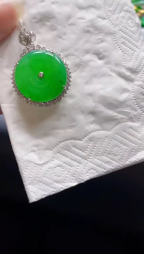 翡翠18K金镶嵌颈饰扣