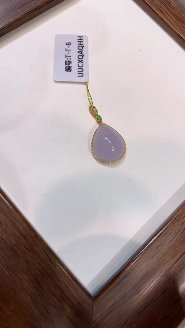 颈饰18K金镶嵌翡翠墨**鹿水滴