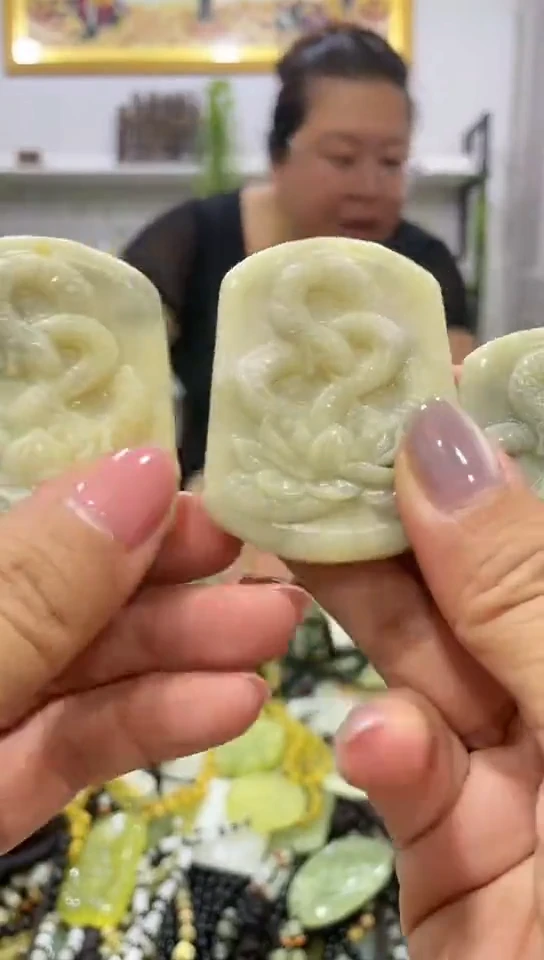 岫玉未镶嵌吊坠多样性发货发其中一件