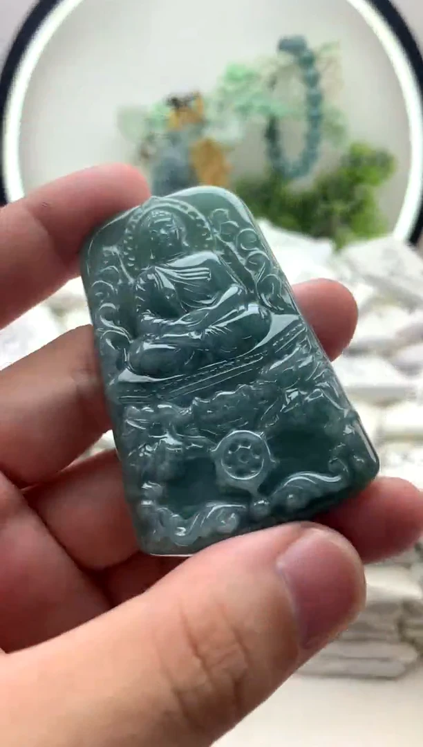 翡翠未镶嵌颈饰大日如来