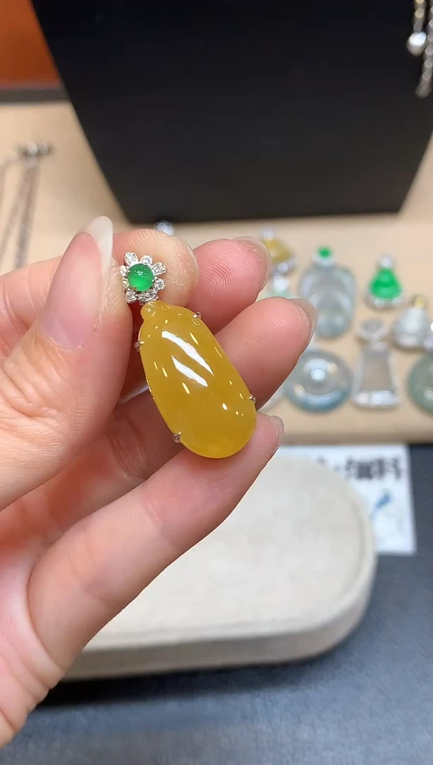 颈饰18K金镶嵌翡翠福瓜【无服务费