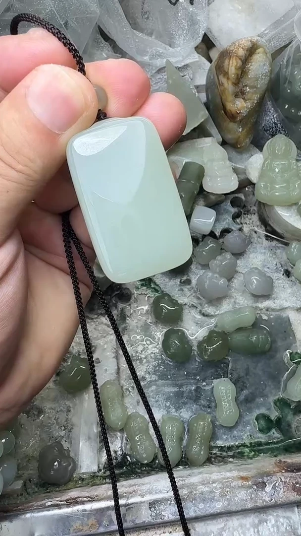 和田玉未镶嵌颈饰.