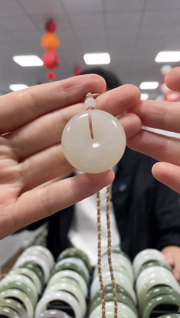 和田玉未镶嵌颈饰藕粉平安扣吊坠一件